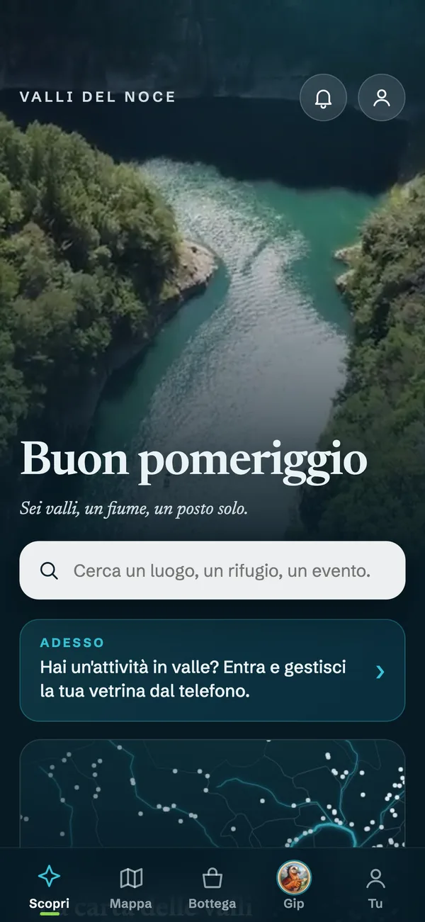 La prima schermata dell'app su un iPhone: il saluto, la ricerca, cosa succede adesso e la barra delle schede